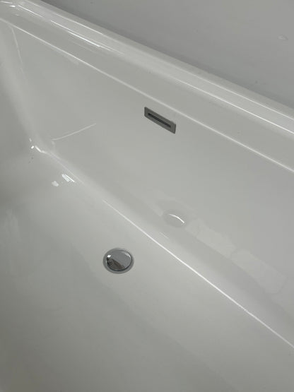 Modern Style White Bathtub