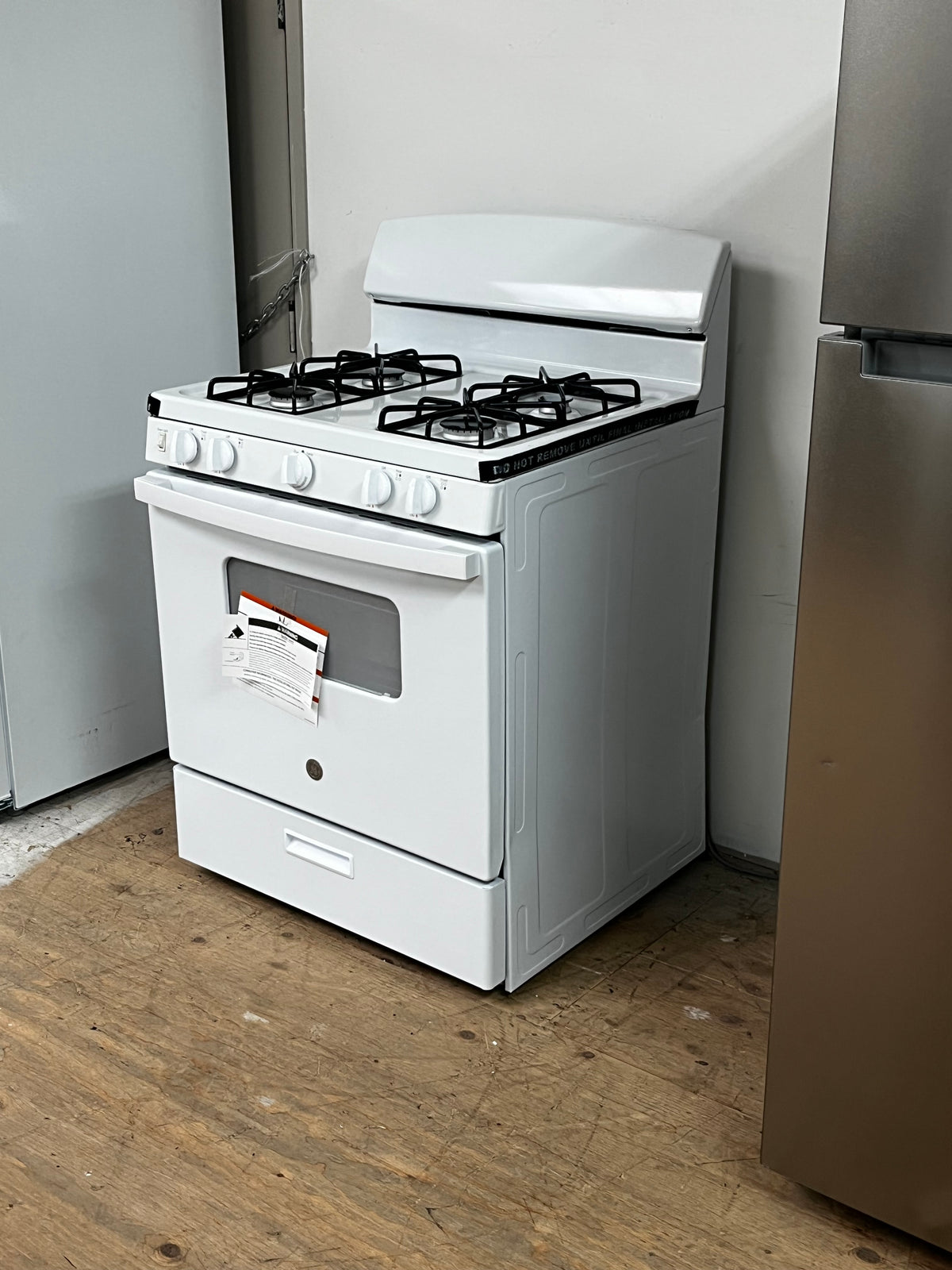 GE 4.8 cu. ft. White Freestanding Gas Range -Dented