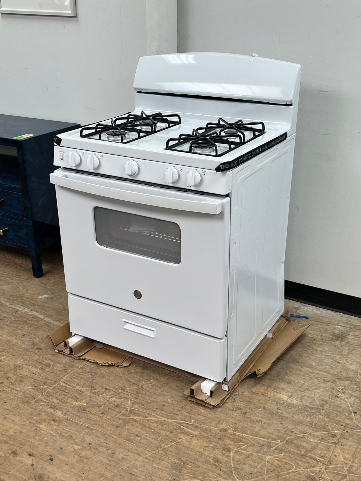 GE 4.8 cu. ft. White Freestanding Gas Range