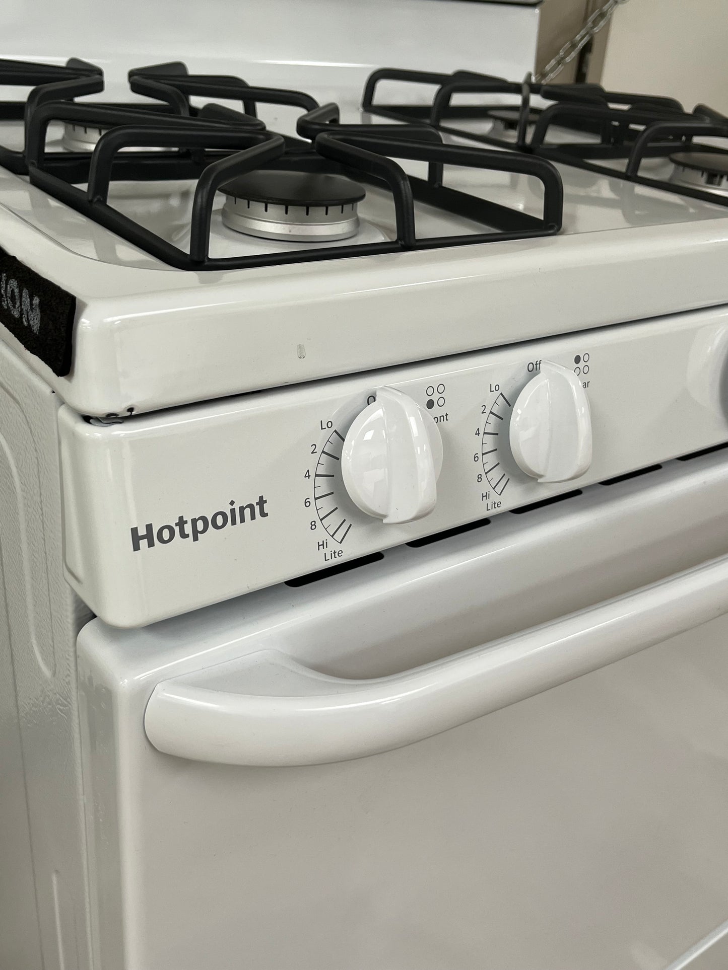 Hotpoint 4.8Cu.ft Free-Standing 4 Burner Gas Range - Minor Dents