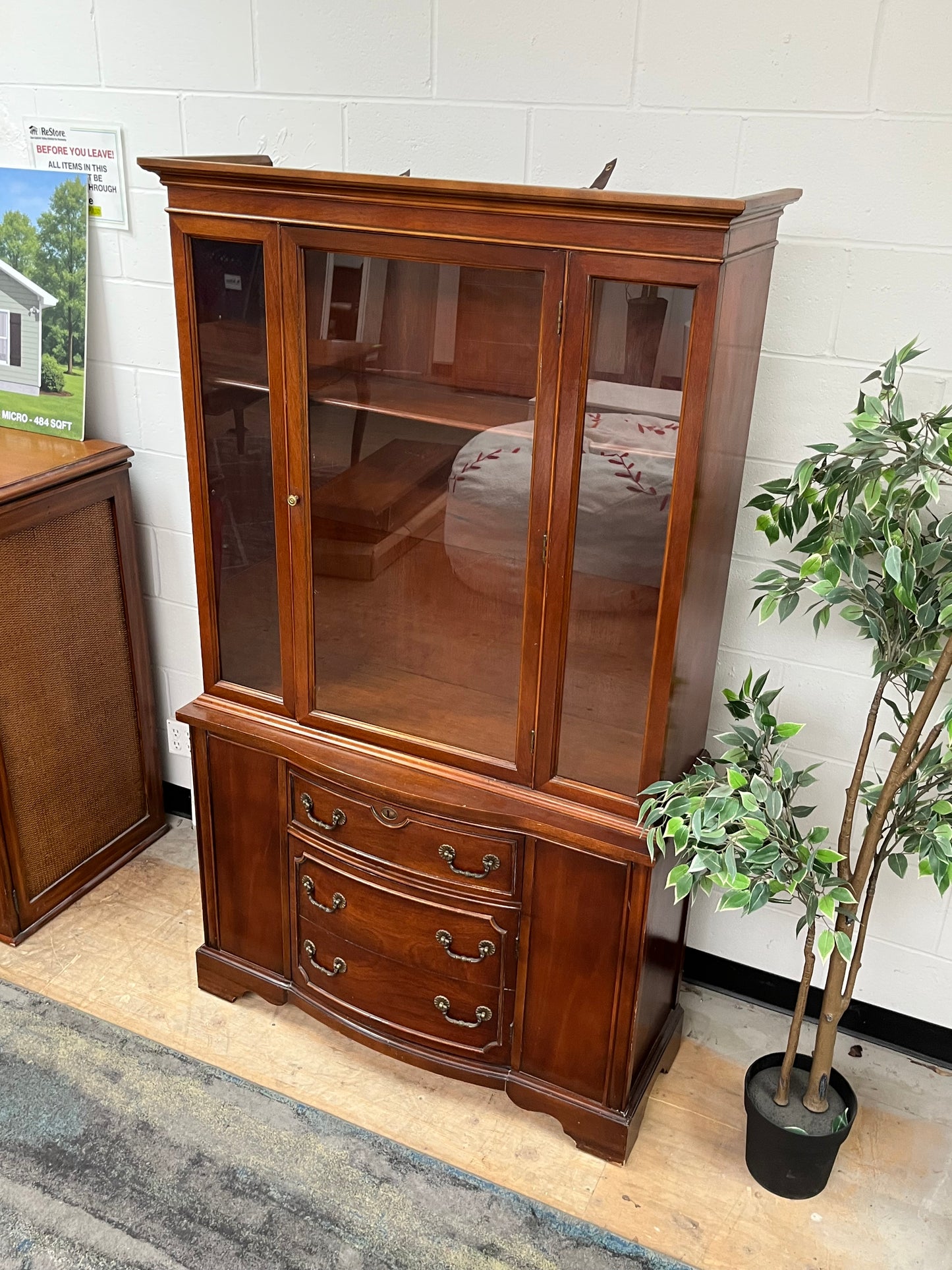 Traditional Style China Hutch