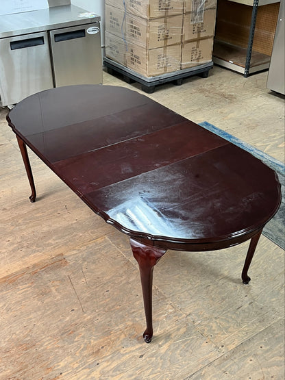 Traditional Style Dining Table w/ Extension Leaves