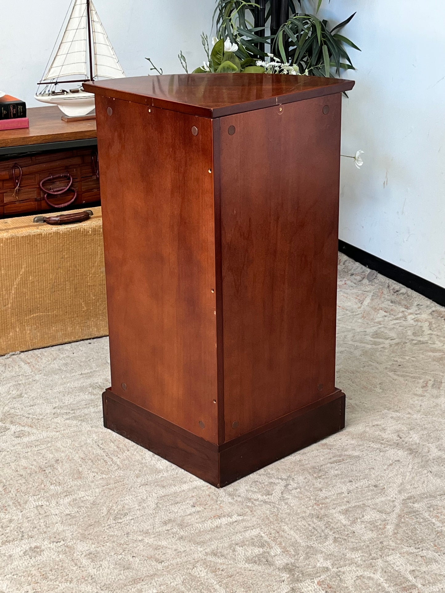 Bombay Company 32" Oval Bookshelf