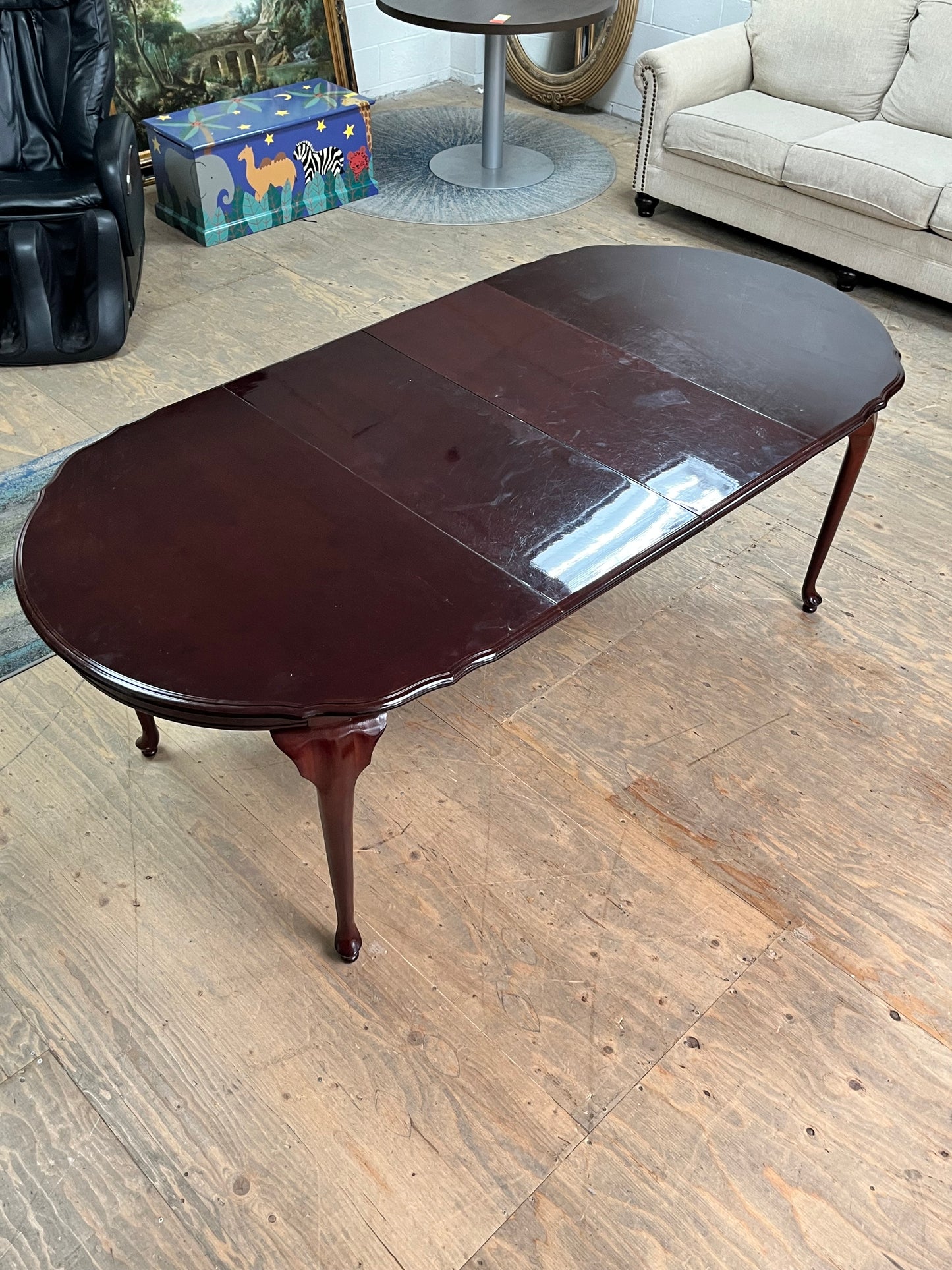 Traditional Style Dining Table w/ Extension Leaves