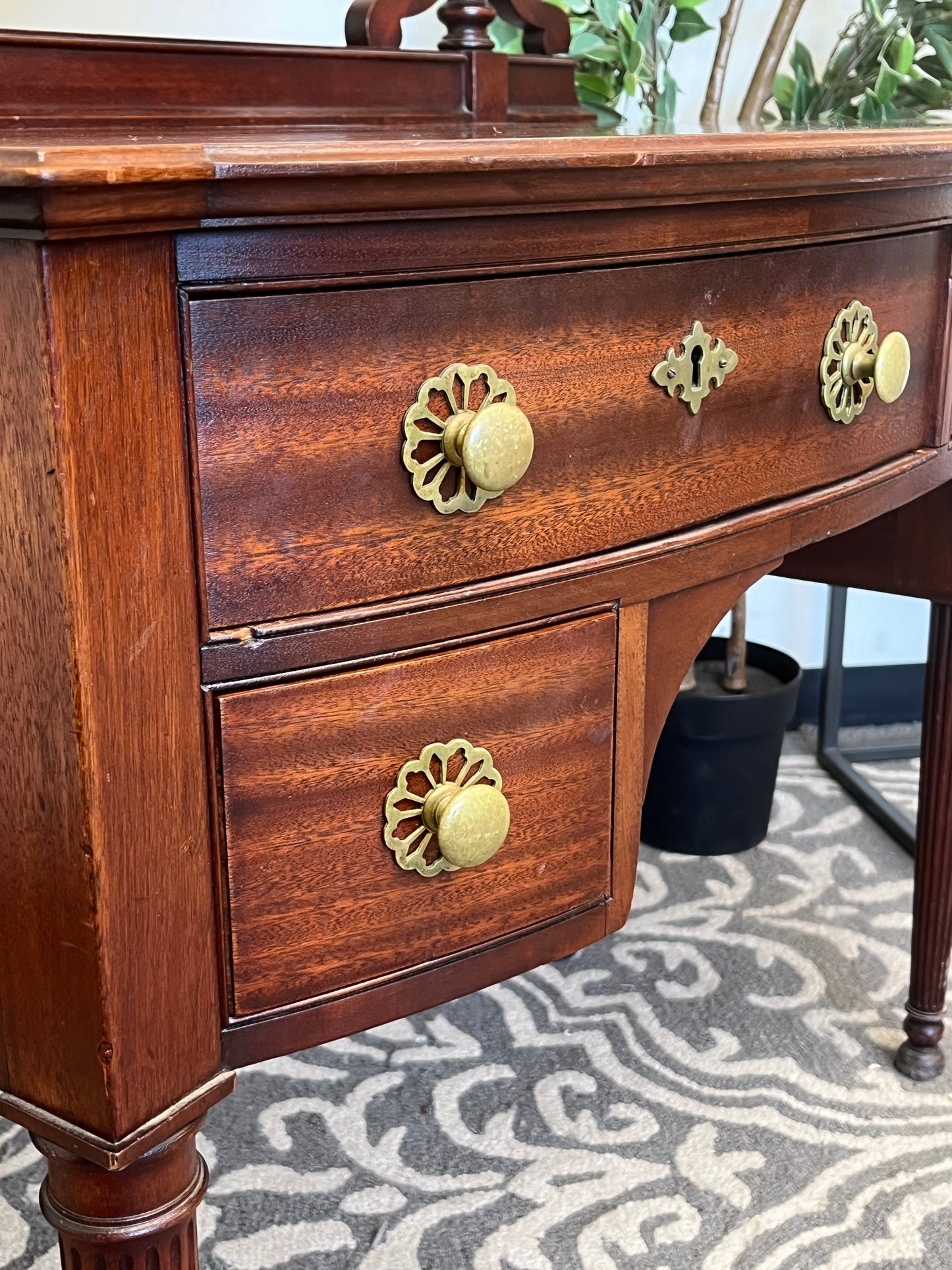 Antique Style Colonial Vanity With Mirror