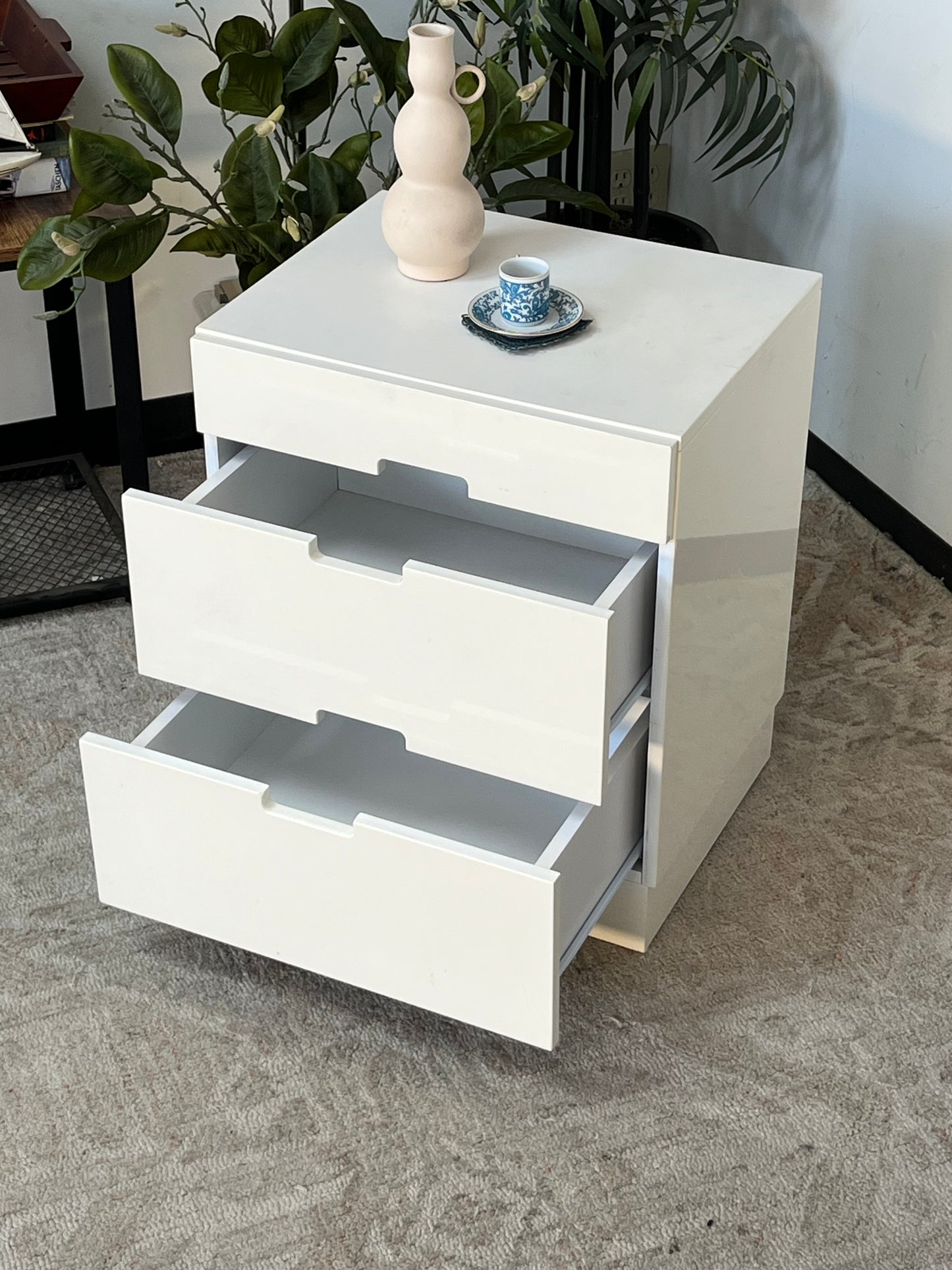 Modern White 2-Drawer Nightstand
