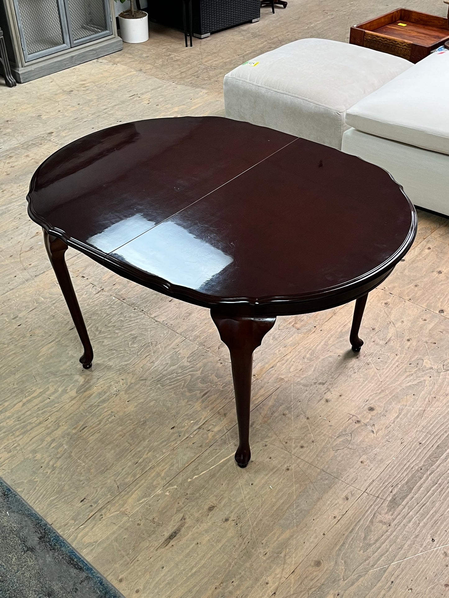 Traditional Style Dining Table w/ Extension Leaves