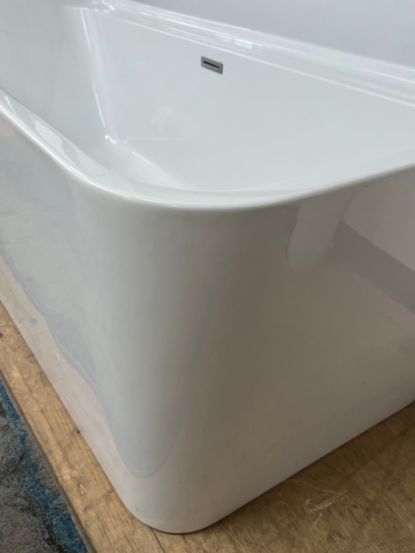 Modern Style White Bathtub