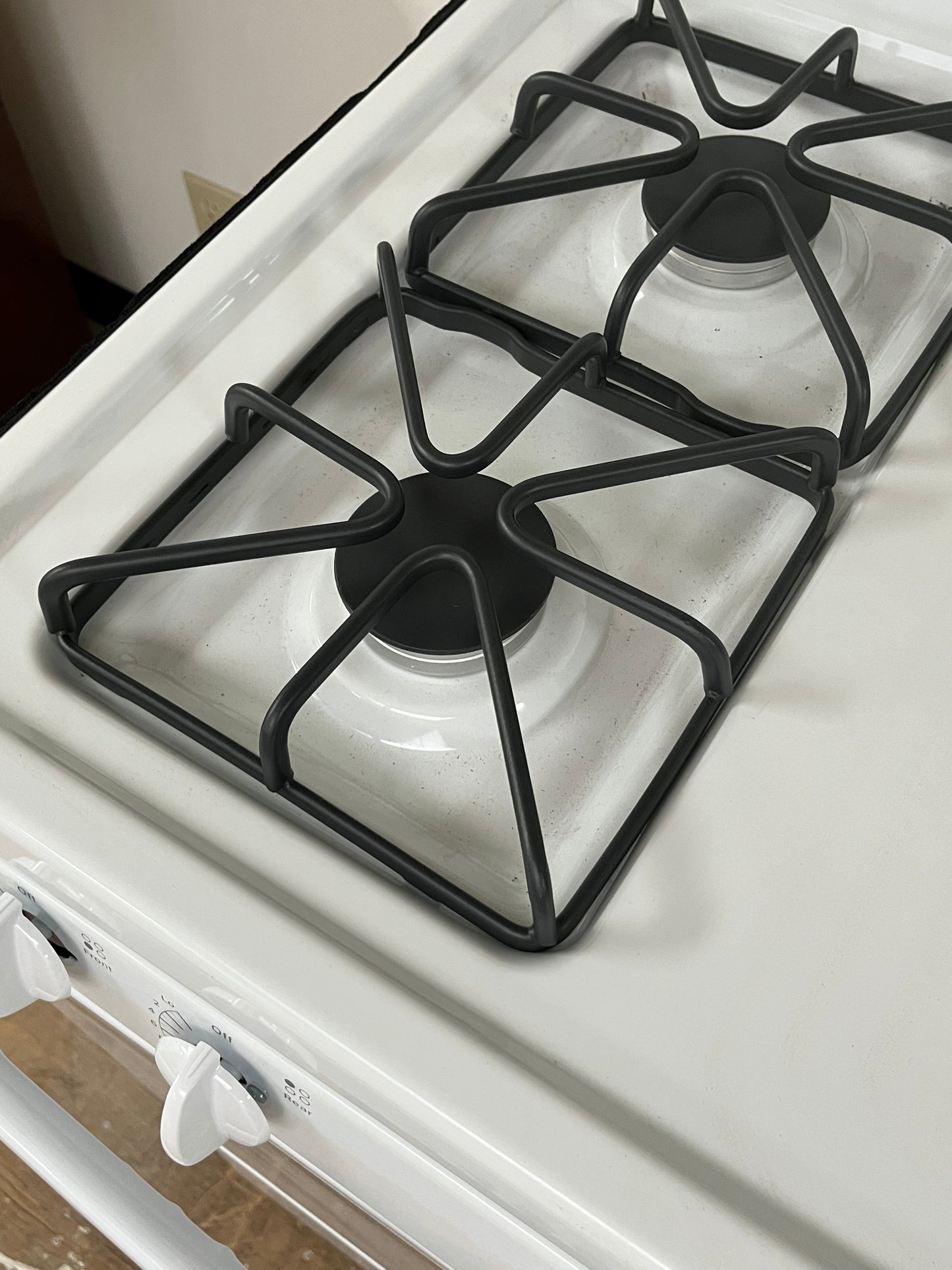 Hotpoint 4.8Cu.ft Free-Standing 4 Burner Gas Range - Minor Dents