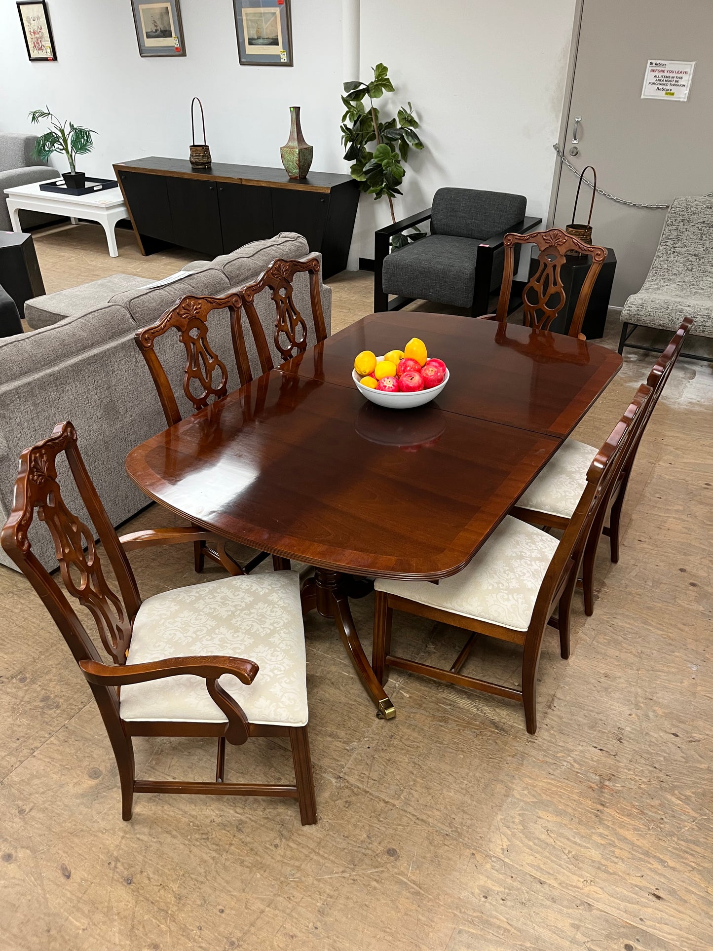 Federalist Style Dining Set With 6 Chairs