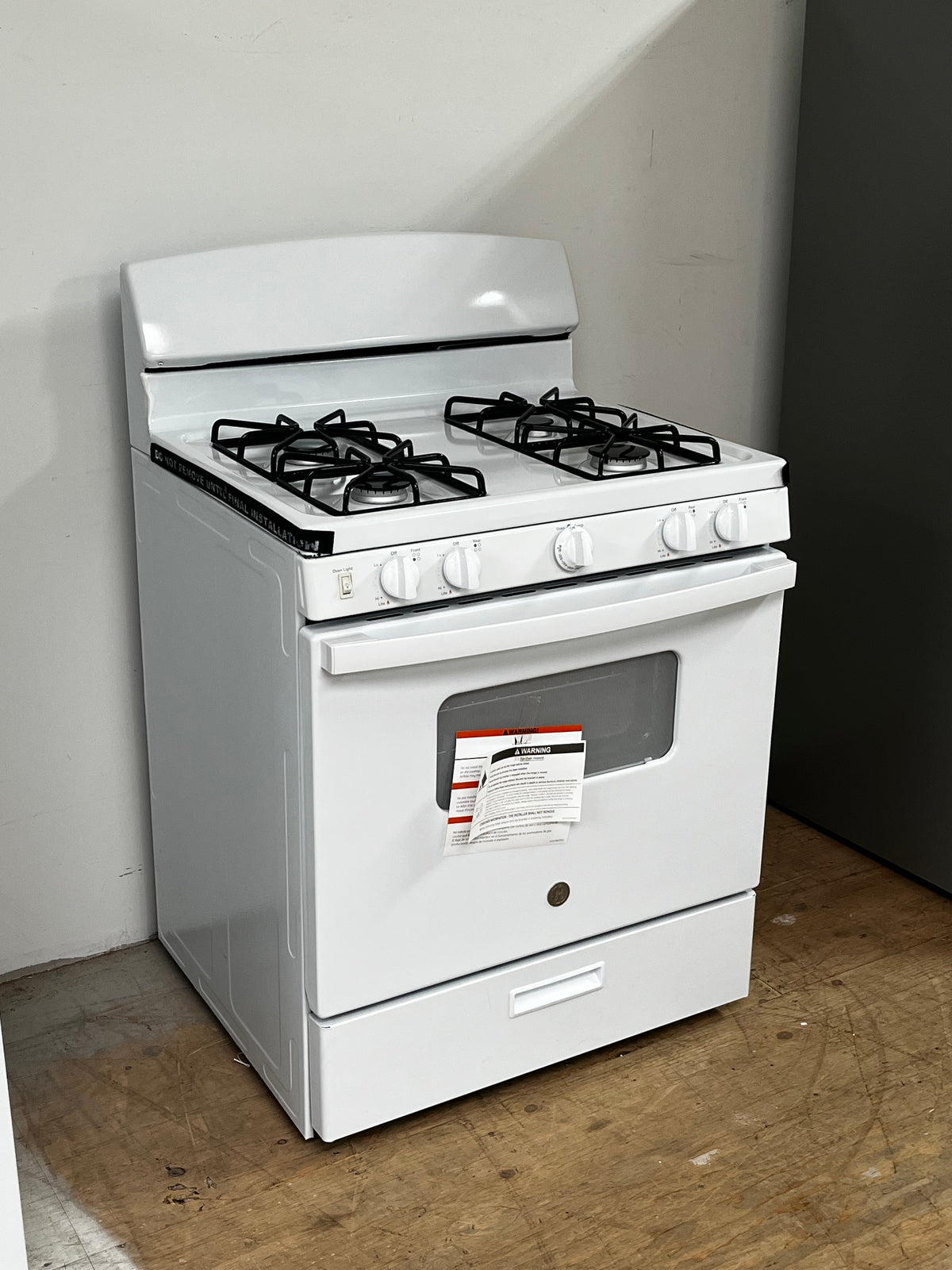 GE 4.8 cu. ft. White Freestanding Gas Range -Dented