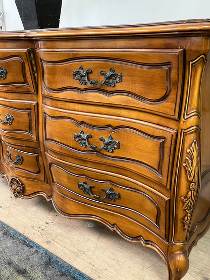Traditional Style Ornate 9-Drawer Dresser