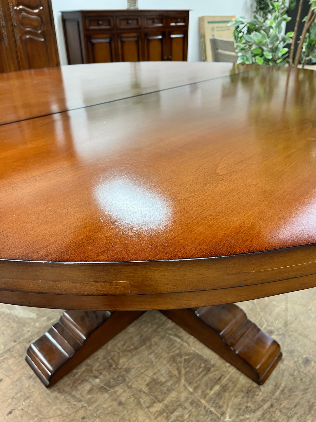 Traditional Style Round Dining Table