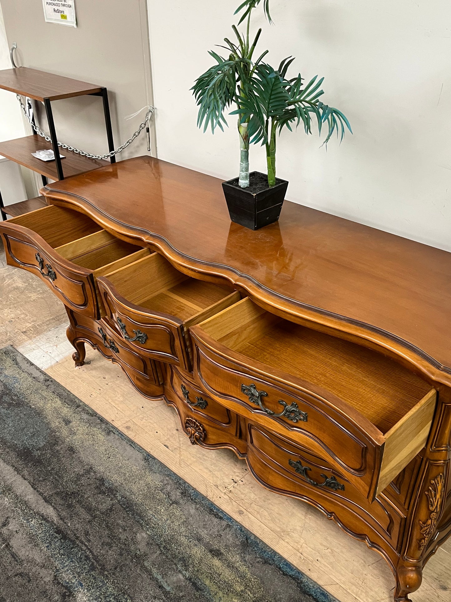 Traditional Style Ornate 9-Drawer Dresser