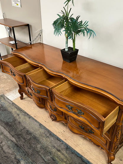 Traditional Style Ornate 9-Drawer Dresser