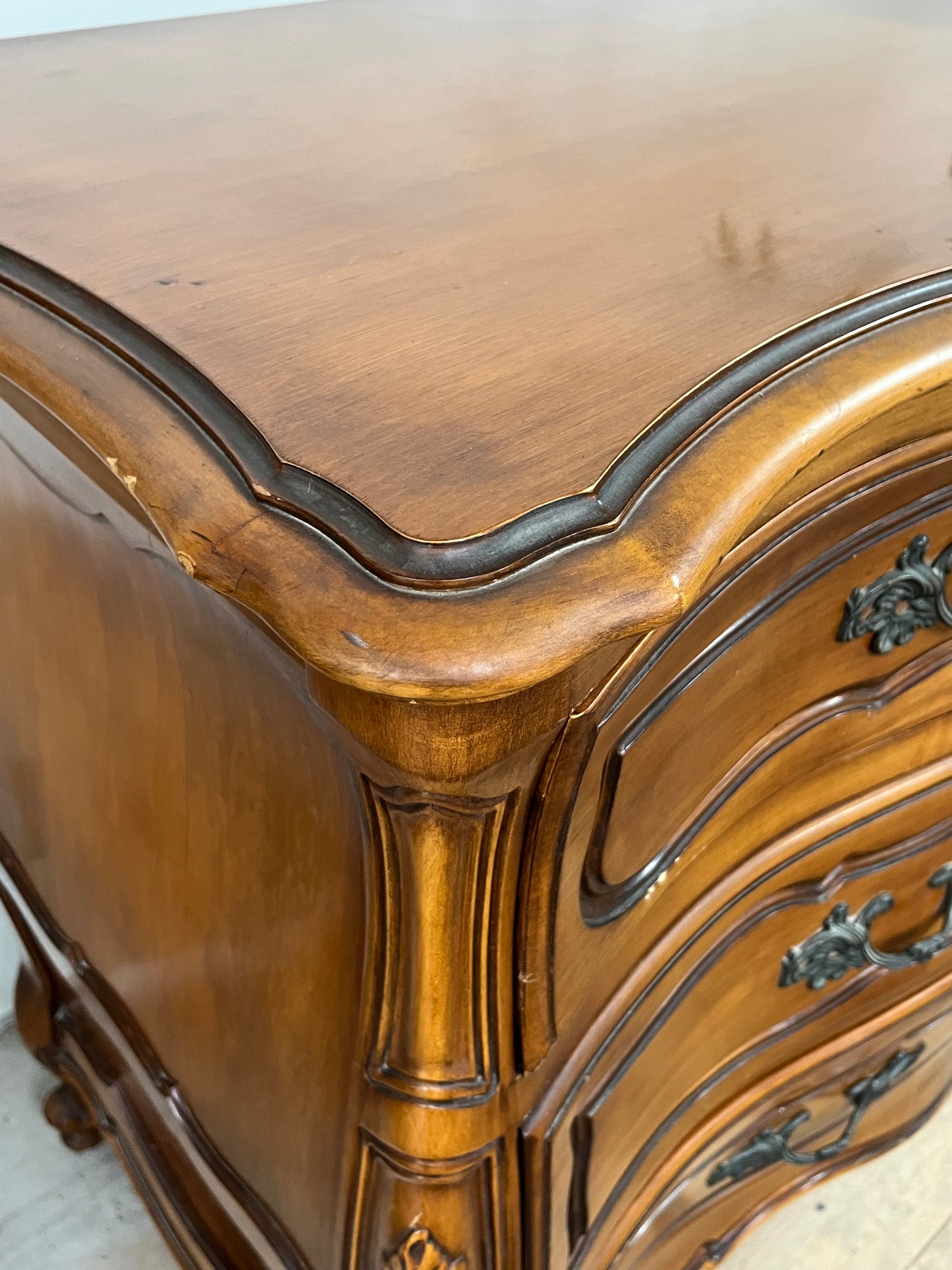 Traditional Style Ornate 9-Drawer Dresser