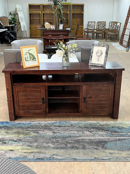 Traditional Style Media Stand