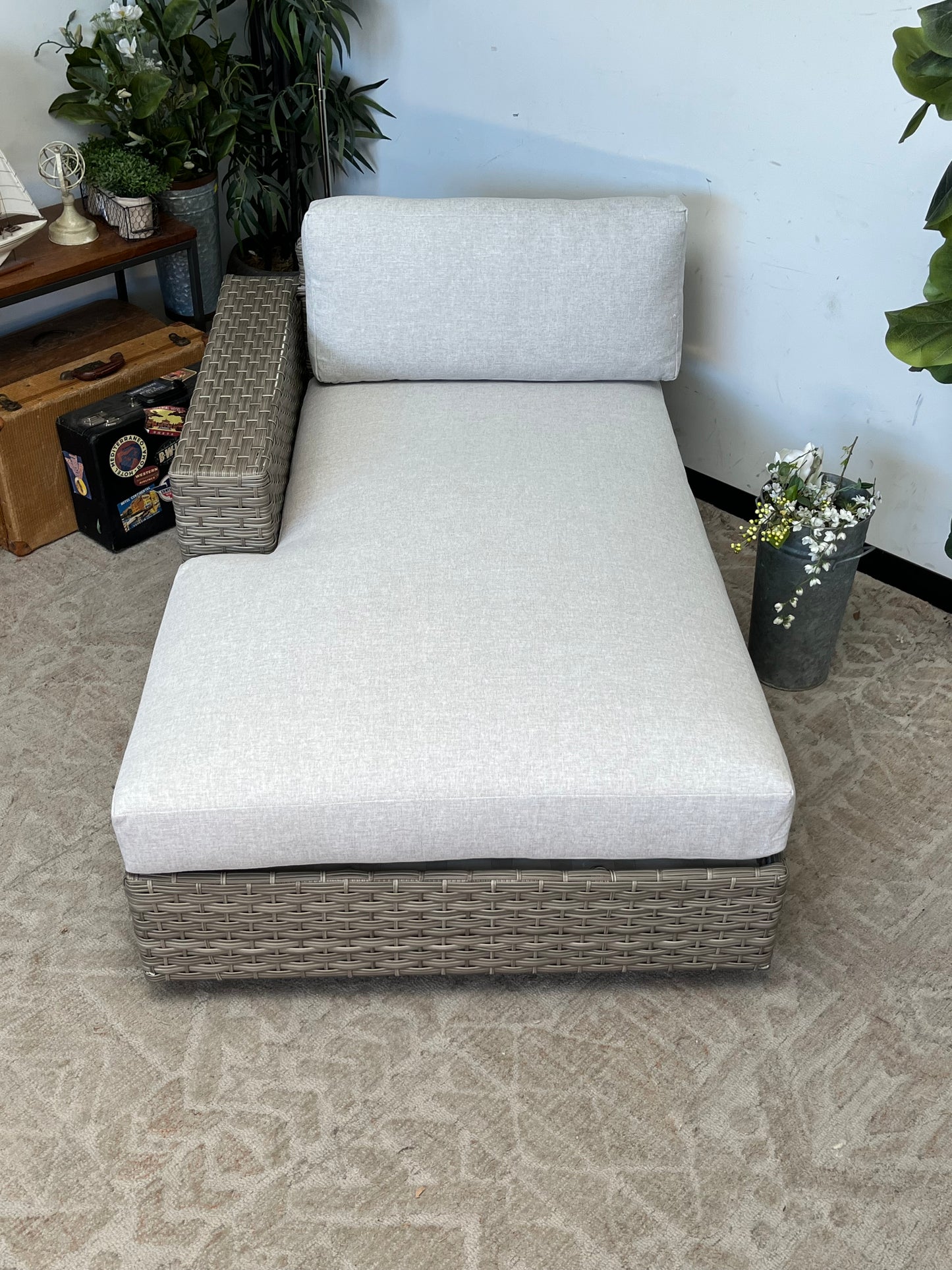 Outdoor Modern Chaise Lounge