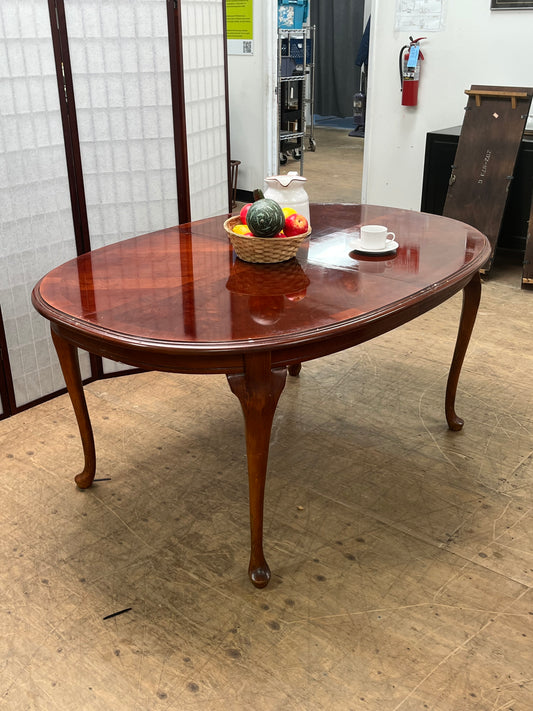 Queen Anne Style Oval Dining Table