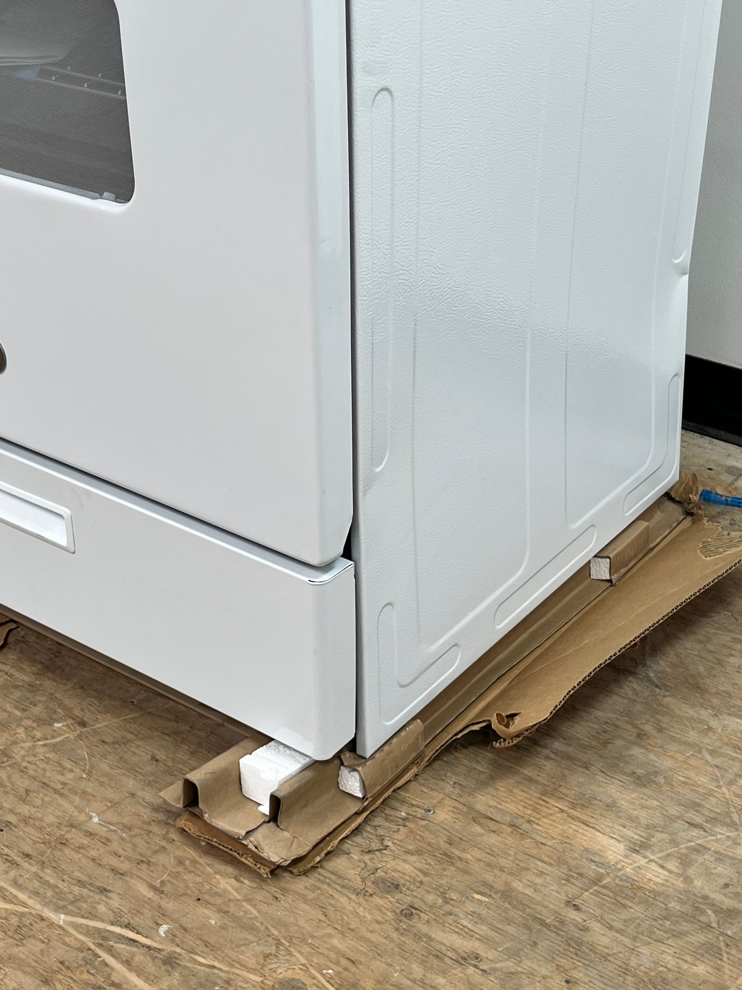 GE 4.8 cu. ft. White Freestanding Gas Range