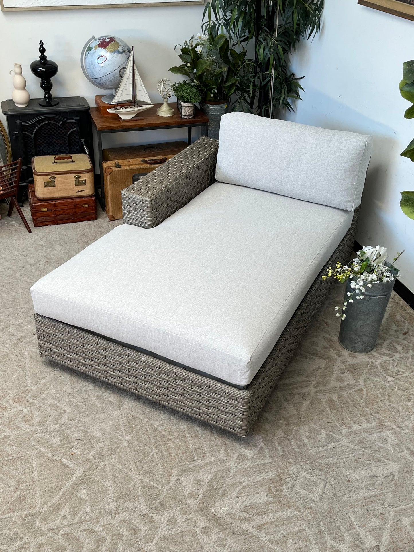 Outdoor Modern Chaise Lounge