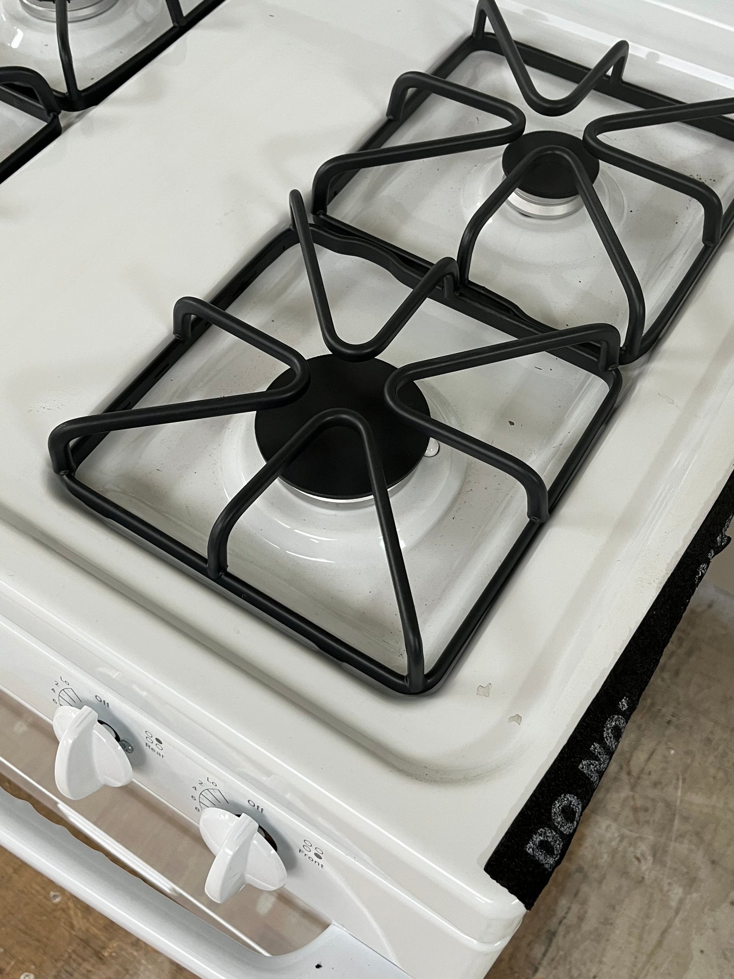 Hotpoint 4.8Cu.ft Free-Standing 4 Burner Gas Range - Minor Dents